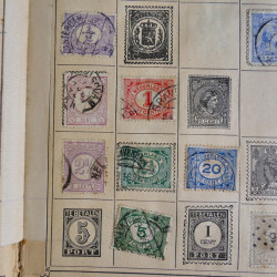 Vrac philatélique de timbres du monde en un carton.