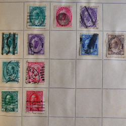 Vrac philatélique de timbres du monde en un carton.