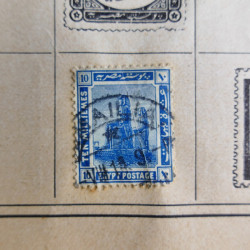 Vrac philatélique de timbres du monde en un carton.