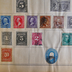 Vrac philatélique de timbres du monde en un carton.