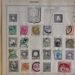 Vrac philatélique de timbres du monde en un carton.