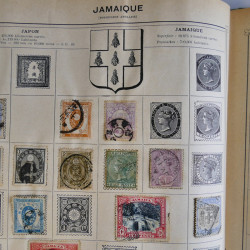 Vrac philatélique de timbres du monde en un carton.