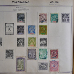 Vrac philatélique de timbres du monde en un carton.