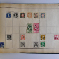 Vrac philatélique de timbres du monde en un carton.