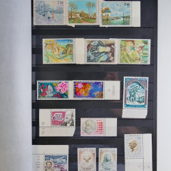 Vrac philatélique de timbres du monde en un carton.