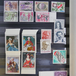 Vrac philatélique de timbres du monde en un carton.