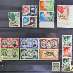 Vrac philatélique de timbres du monde en un carton.