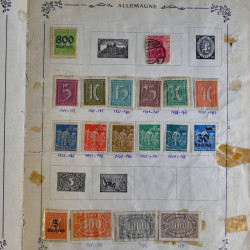 Vrac philatélique de timbres du monde en un carton.