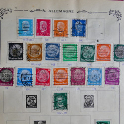 Vrac philatélique de timbres du monde en un carton.