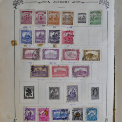 Vrac philatélique de timbres du monde en un carton.