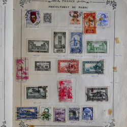 Vrac philatélique de timbres du monde en un carton.