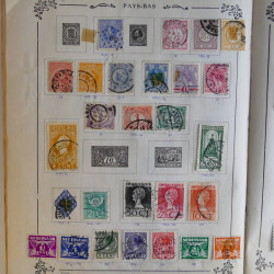 Vrac philatélique de timbres du monde en un carton.