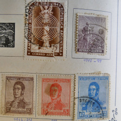 Vrac philatélique de timbres du monde en un carton.