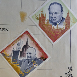Vrac philatélique de timbres du monde en un carton.