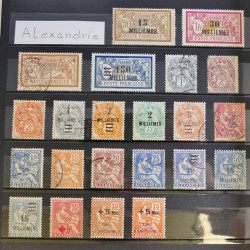 Vrac philatélique de timbres du monde en un carton.