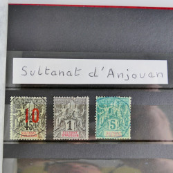 Vrac philatélique de timbres du monde en un carton.