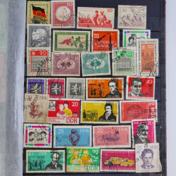 Vrac philatélique de timbres du monde en un carton.