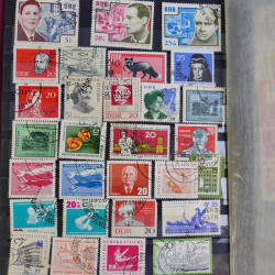 Vrac philatélique de timbres du monde en un carton.