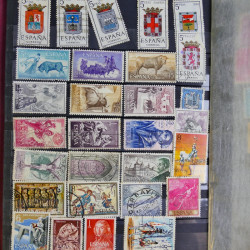 Vrac philatélique de timbres du monde en un carton.