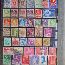 Vrac philatélique de timbres du monde en un carton.
