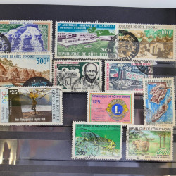 Vrac philatélique de timbres du monde en un carton.