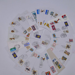 Vrac philatélique de timbres du monde en un carton.