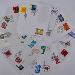 Vrac philatélique de timbres du monde en un carton.