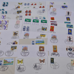 Vrac philatélique de timbres du monde en un carton.