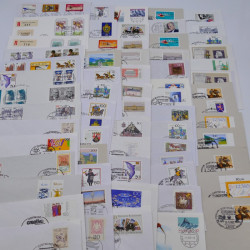 Vrac philatélique de timbres du monde en un carton.