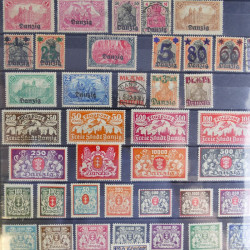 Vrac philatélique de timbres du monde en un carton.