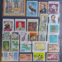Vrac philatélique de timbres du monde en un carton.