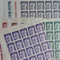Vrac philatélique de timbres du monde en un carton.