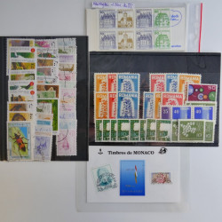 Vrac philatélique de timbres du monde en un carton.