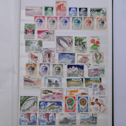 Lot de timbres de Monaco 1946-2000 neufs et oblitérés en album.