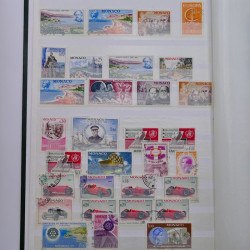 Lot de timbres de Monaco 1946-2000 neufs et oblitérés en album.