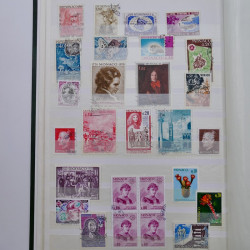 Lot de timbres de Monaco 1946-2000 neufs et oblitérés en album.