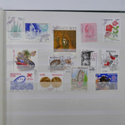 Lot de timbres de Monaco 1946-2000 neufs et oblitérés en album.