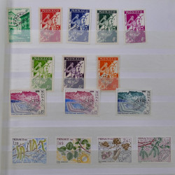 Lot de timbres de Monaco 1946-2000 neufs et oblitérés en album.