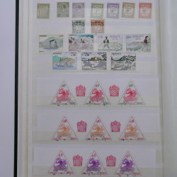 Lot de timbres de Monaco 1946-2000 neufs et oblitérés en album.