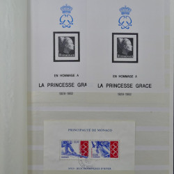 Lot de timbres de Monaco 1946-2000 neufs et oblitérés en album.