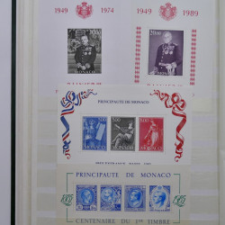Lot de timbres de Monaco 1946-2000 neufs et oblitérés en album.