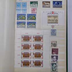 Lot de timbres d'Europe neufs et oblitérés en album.