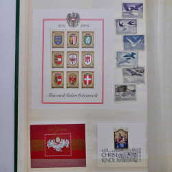 Lot de timbres d'Europe neufs et oblitérés en album.