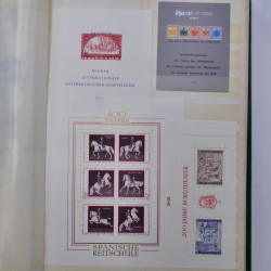 Lot de timbres d'Europe neufs et oblitérés en album.
