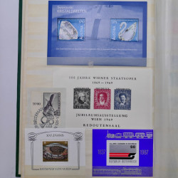 Lot de timbres d'Europe neufs et oblitérés en album.