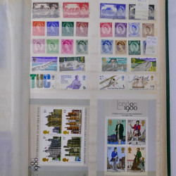Lot de timbres d'Europe neufs et oblitérés en album.