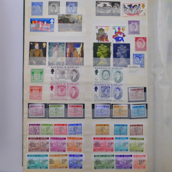 Lot de timbres d'Europe neufs et oblitérés en album.