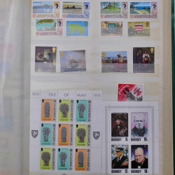 Lot de timbres d'Europe neufs et oblitérés en album.