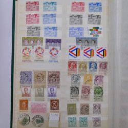 Lot de timbres d'Europe neufs et oblitérés en album.
