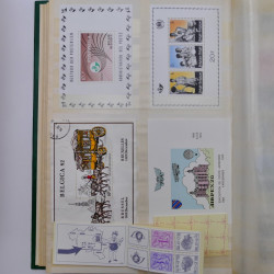 Lot de timbres d'Europe neufs et oblitérés en album.
